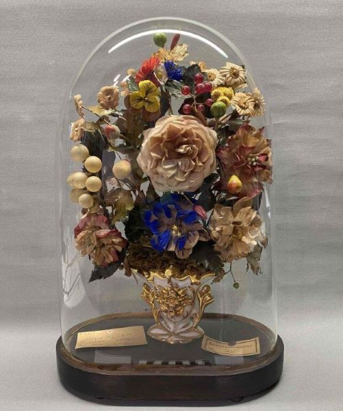 Bouquet de mariée sous globe de présentation