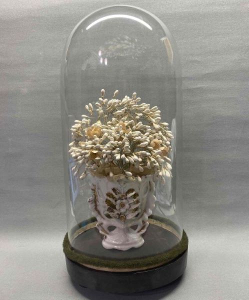 bouquet de mariée sur socle et globe de présentation