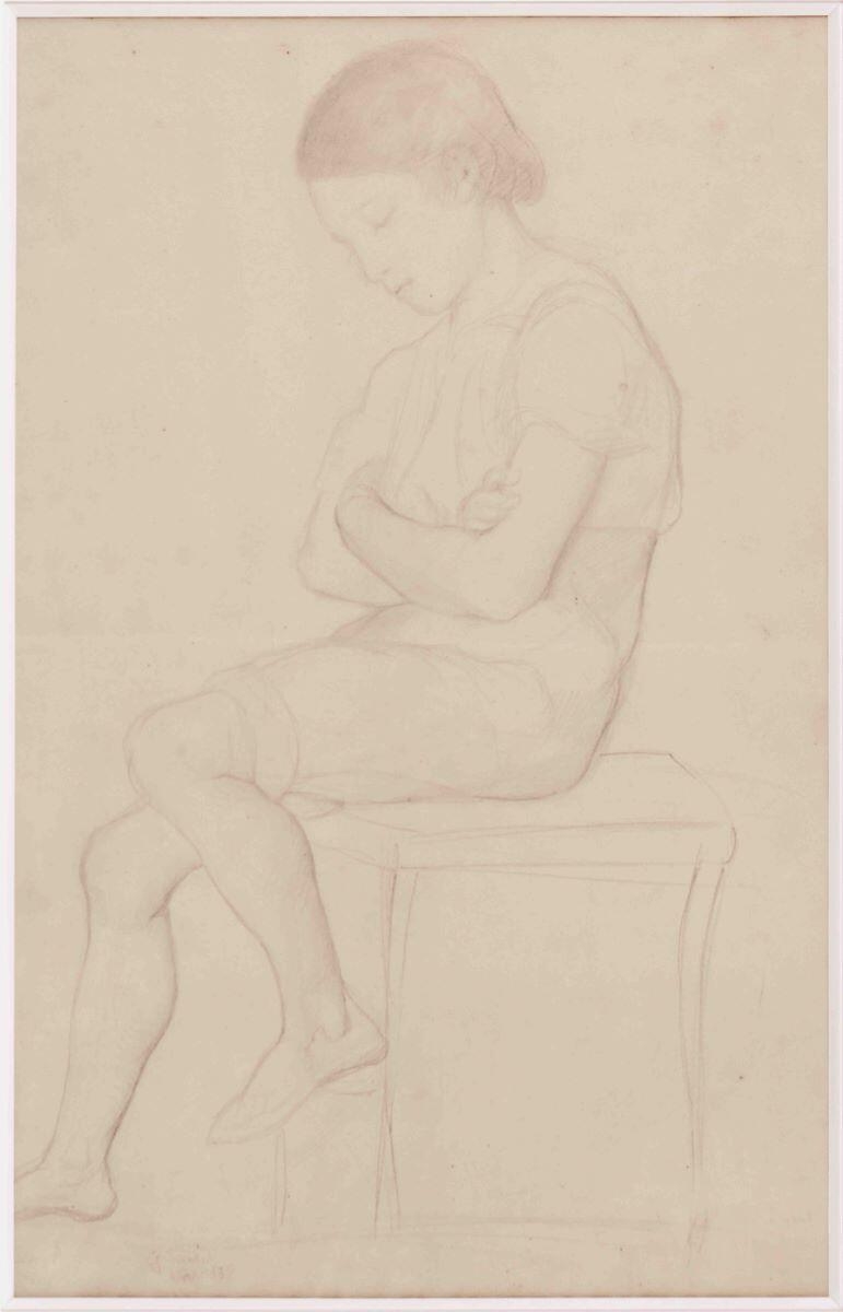 Adolescent assis sur un tabouret, bras croisés