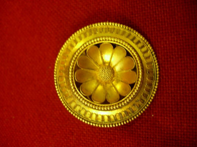 Broche en or florentin portée par George Sand