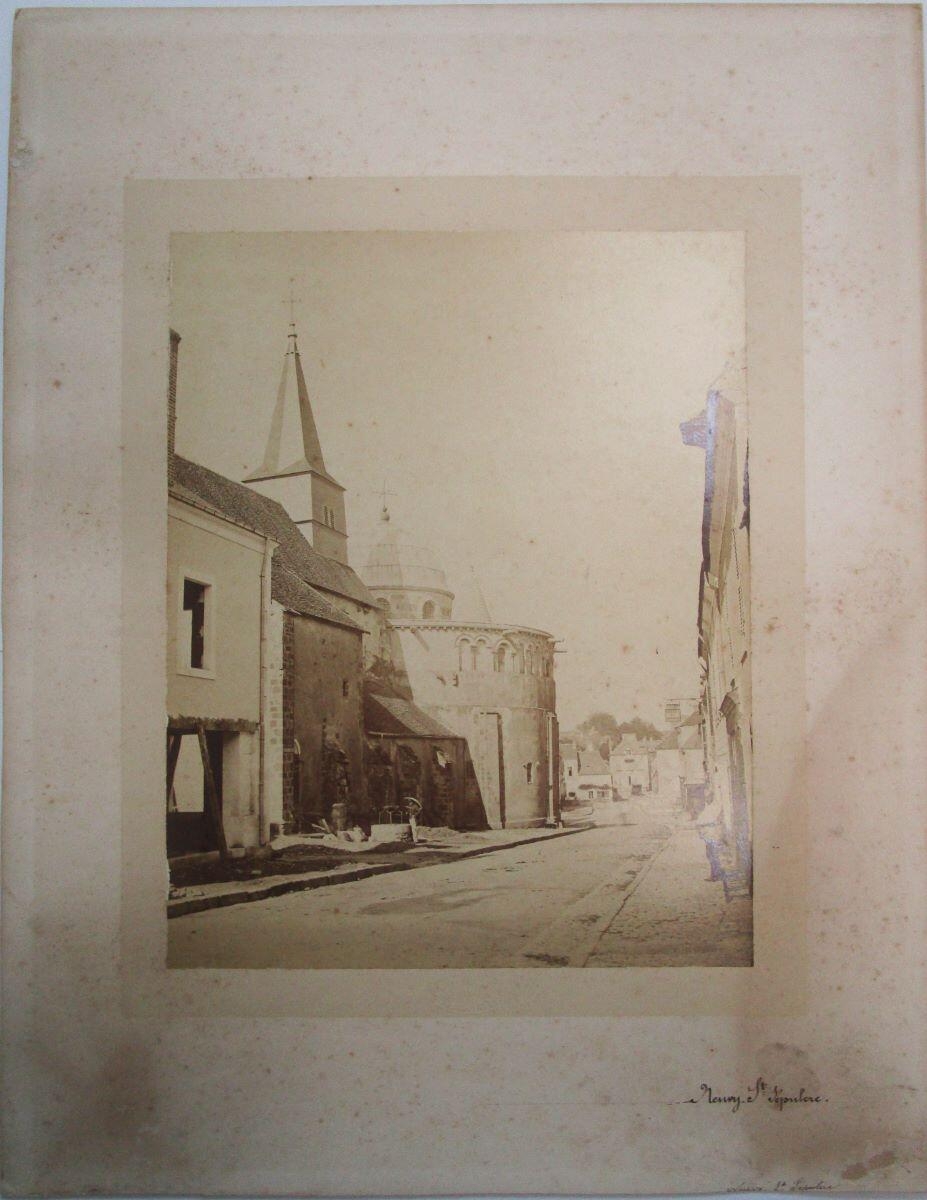 Extérieur de l'église de Neuvy-Saint-Sépulchre