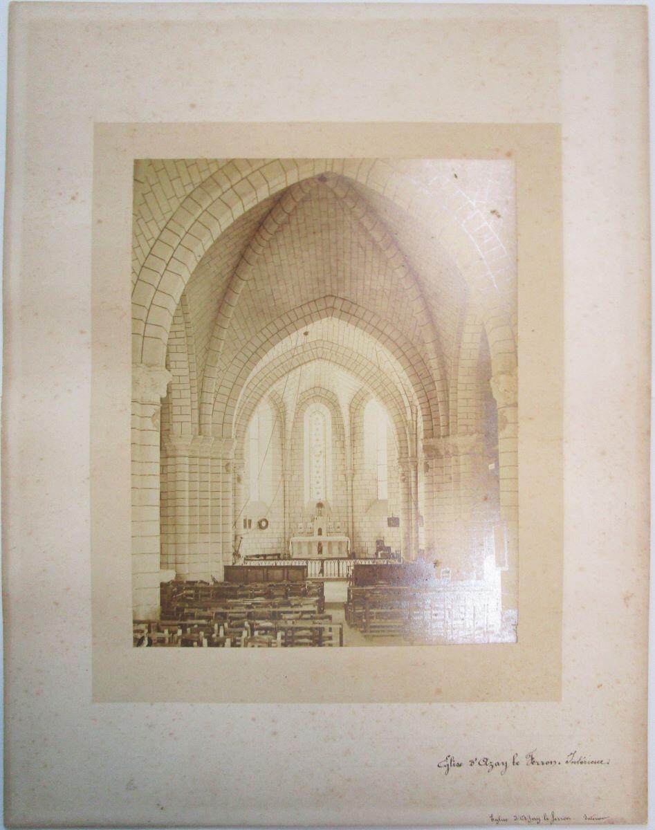 Intérieur de l'église d'Azay le Ferron
