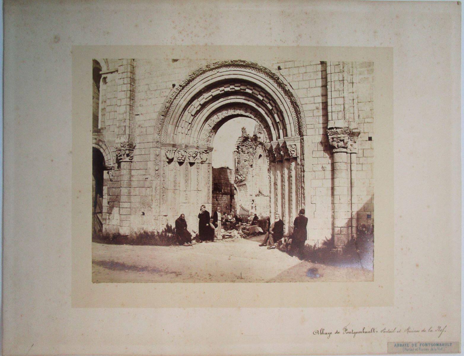 Abbaye de Fontgombault. Portail et ruines de la nef