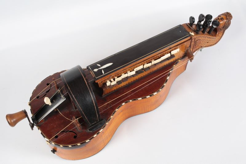 Vielle à roue à corps de guitare allongé