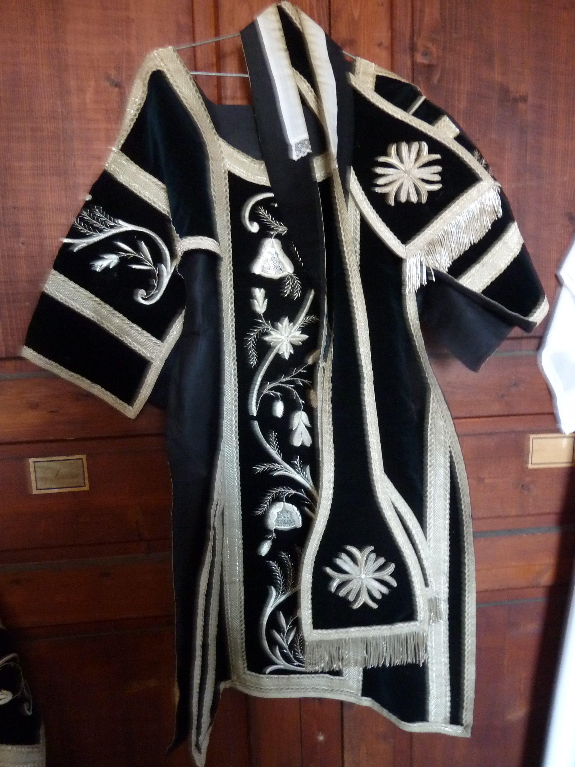 Chasuble noire + une "écharpe"