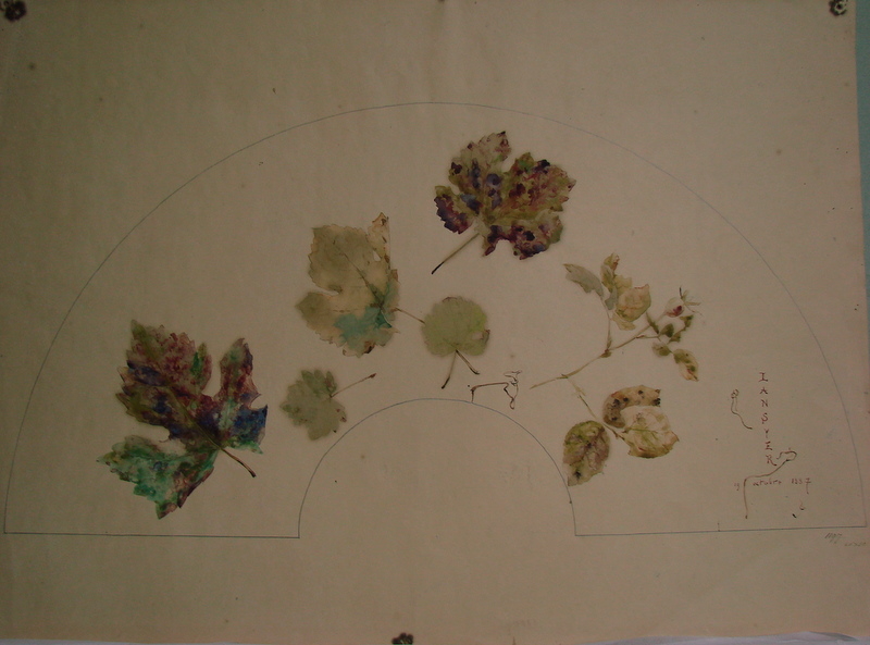 Feuilles de vigne et de rosier, éventail sur papier du Japon.