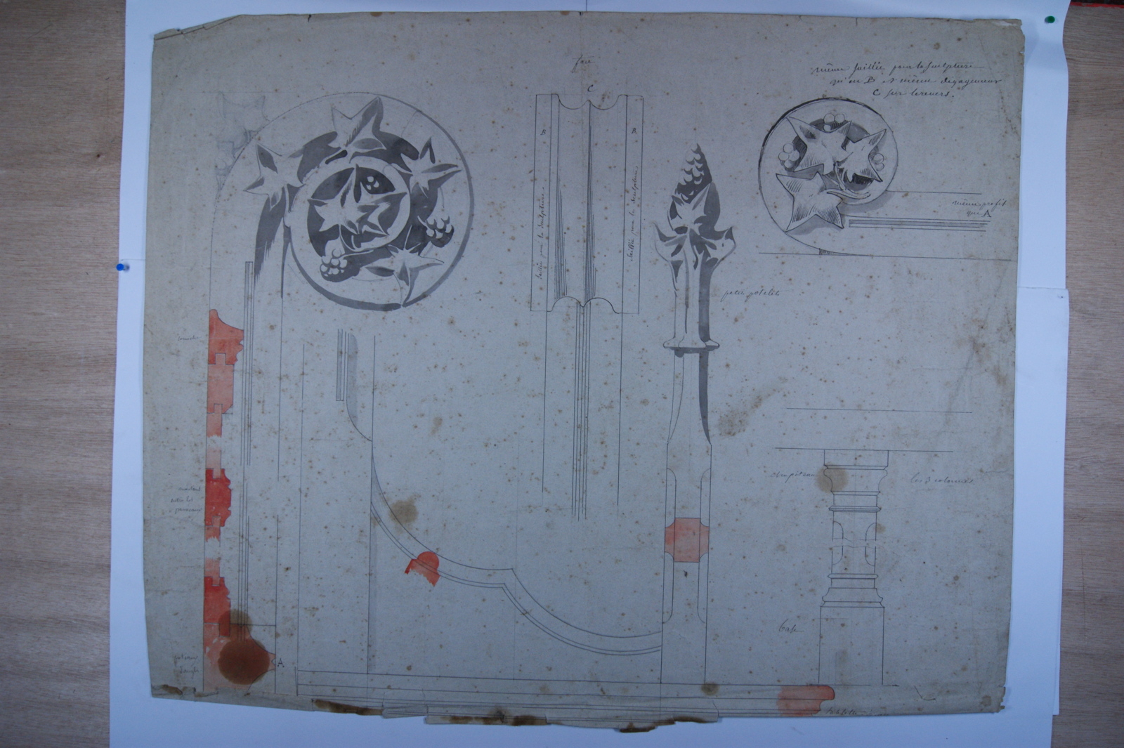 Motifs architecturaux : potelets, chapiteau, corniche. (titre factice)