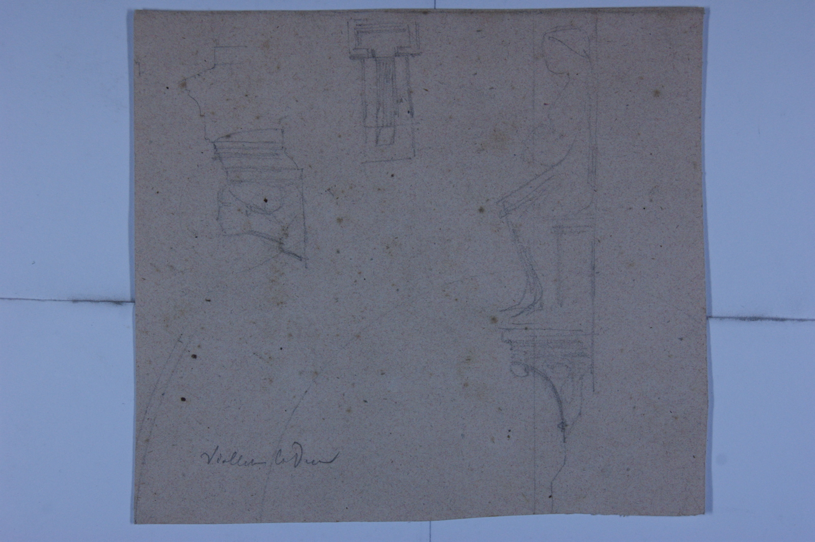 Consoles dont une avec une femme assisse de profil. (titre factice)