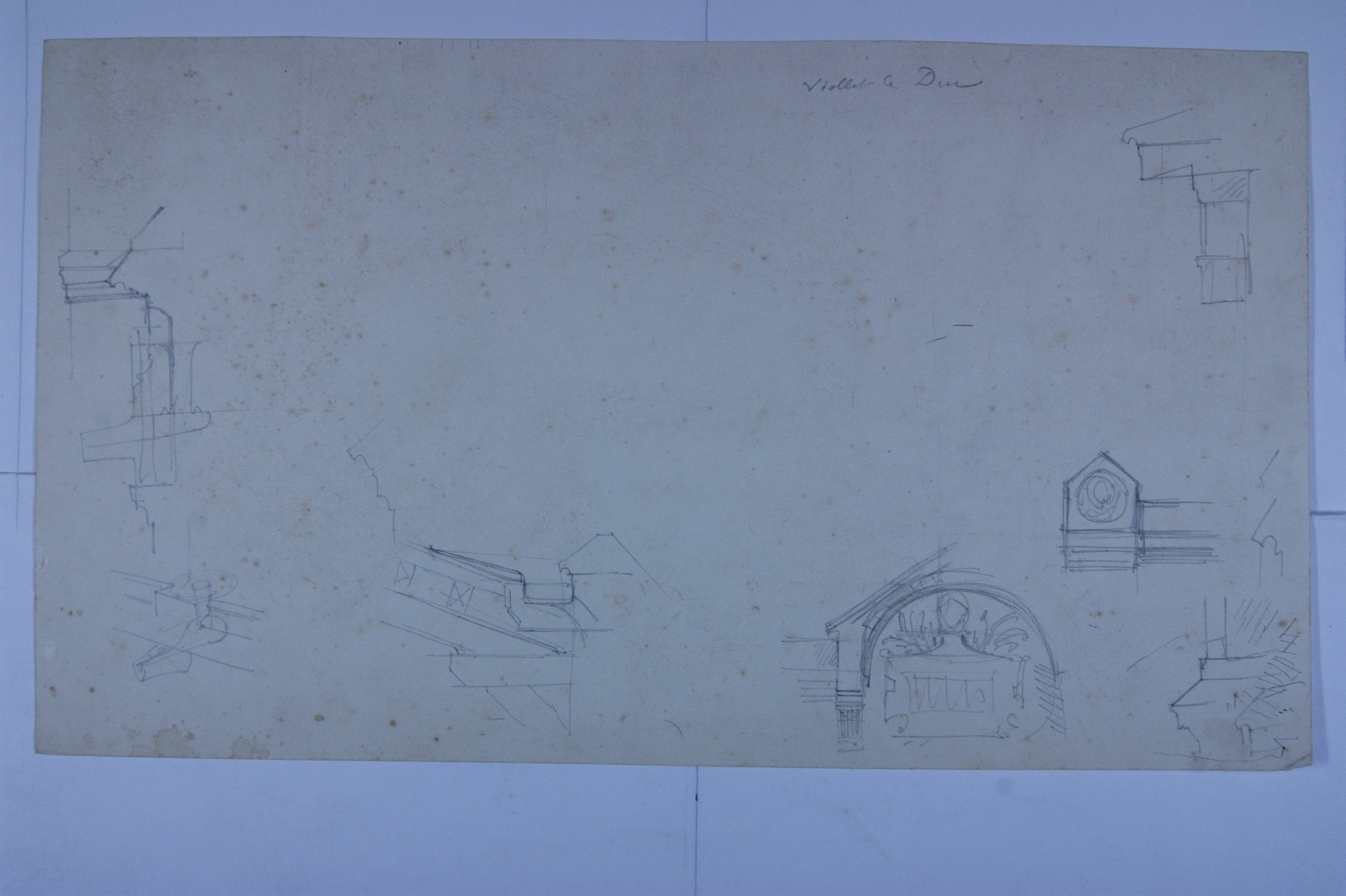 Huit dessins : fronton en bas à droite, gargouille en bas à gauche. (titre factice)