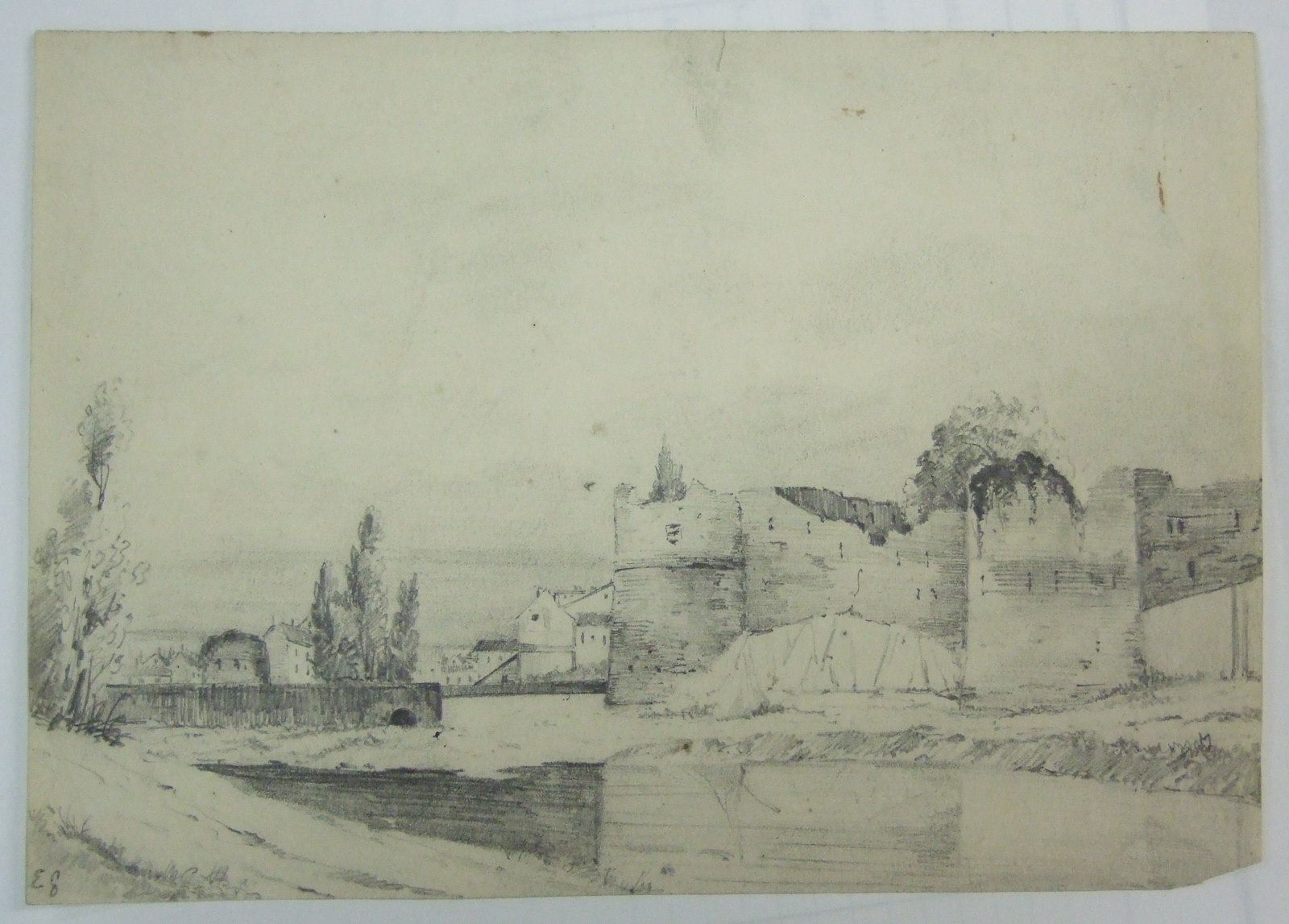 Rivière avec fortifications se reflétant dans l'eau. (titre factice)