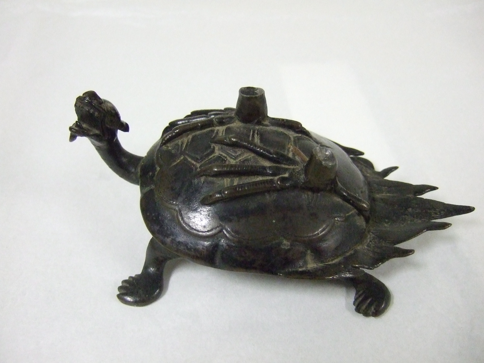 Candélabre en forme de grue debout sur une tortue-serpent.(1/2) (titre factice)