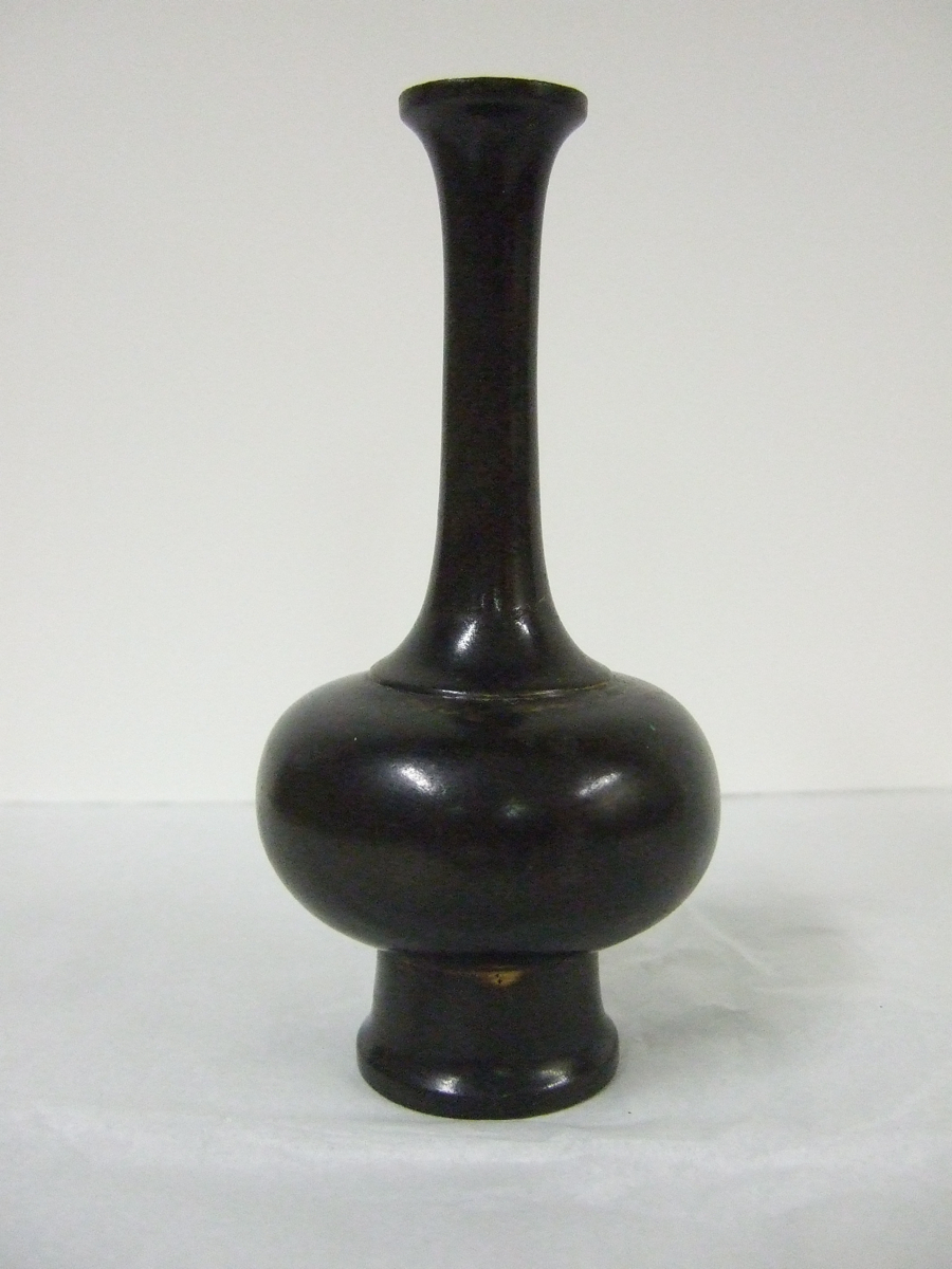 Vase à fleur en bronze. (titre factice)