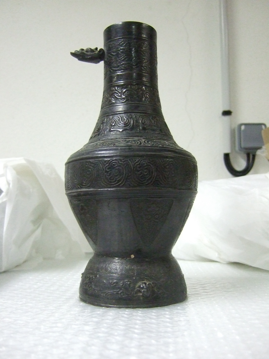 Vase archaïsant en deux parties emboîtées. (titre factice)