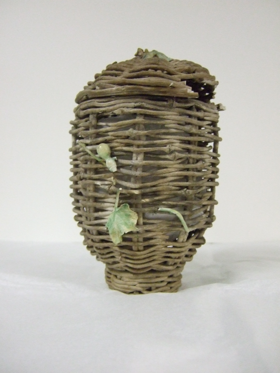 Panier asiatique en céramique tressé. (titre factice)