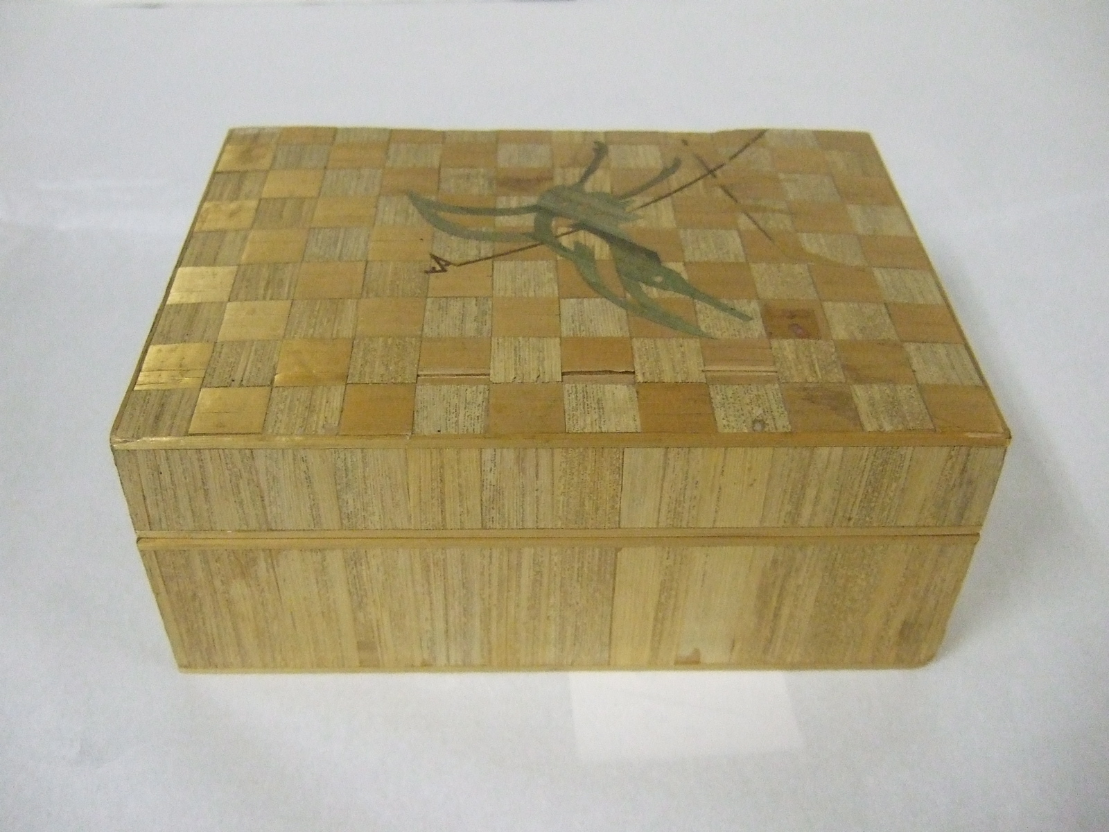 Petite boite en bois recouverte de paille, motif d'oiseau sur le couvercle. (titre factice)