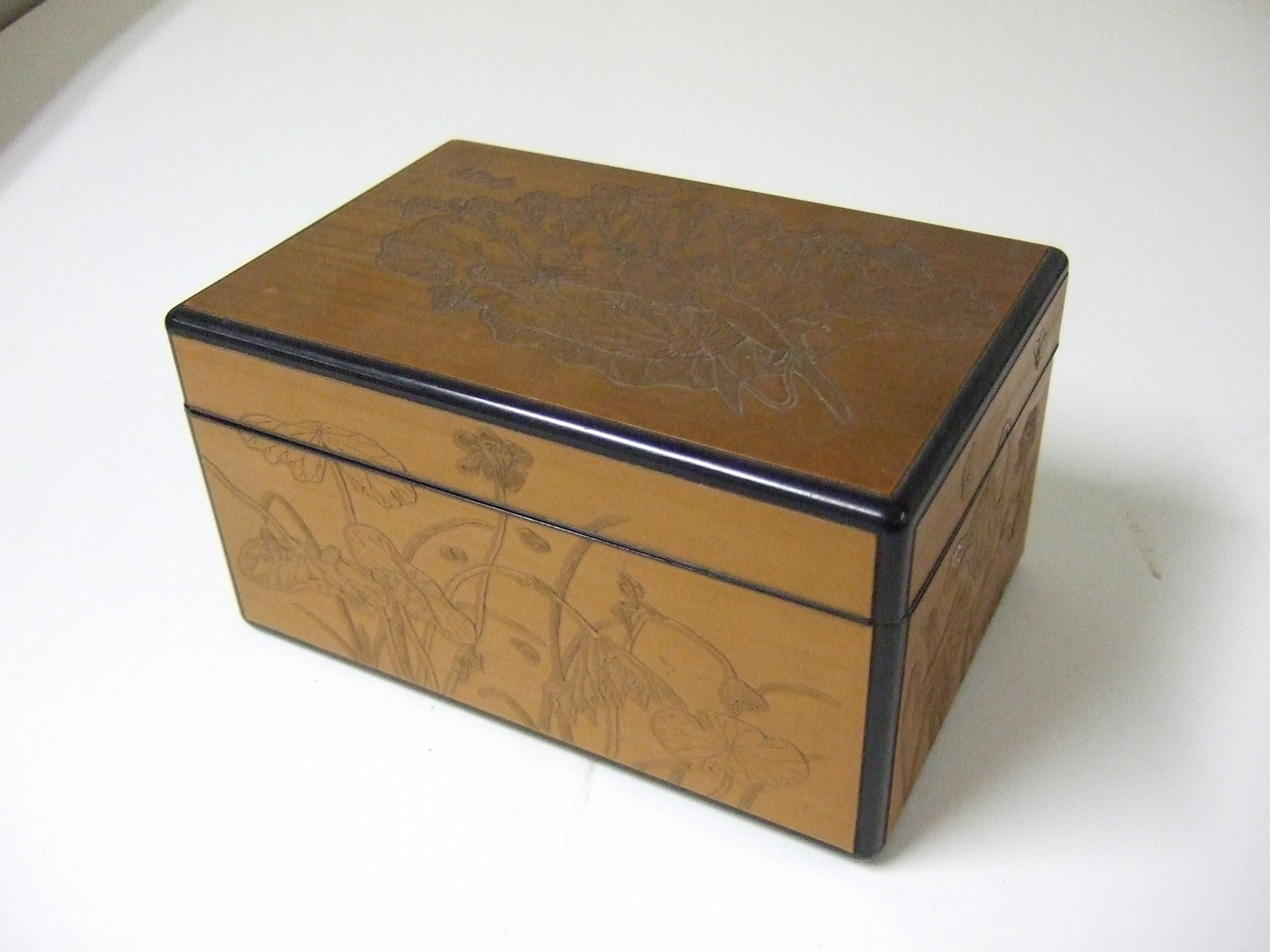 Boite asiatique en bois à filet noir aux angles et à décor de lotus et de grenouilles. (titre factice)
