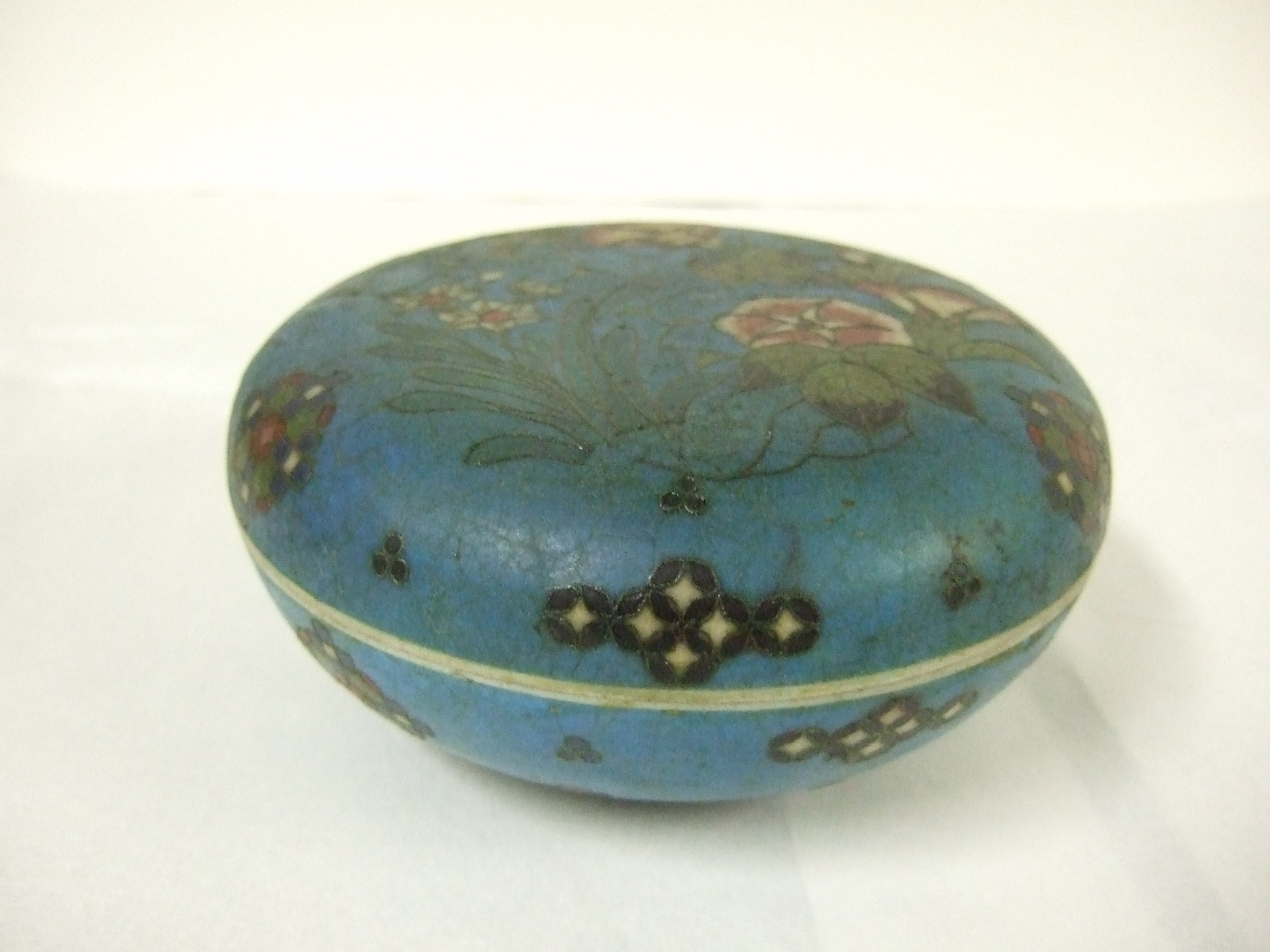 Boite asiatique émaillée de bleu et motif de fleur. (titre factice)