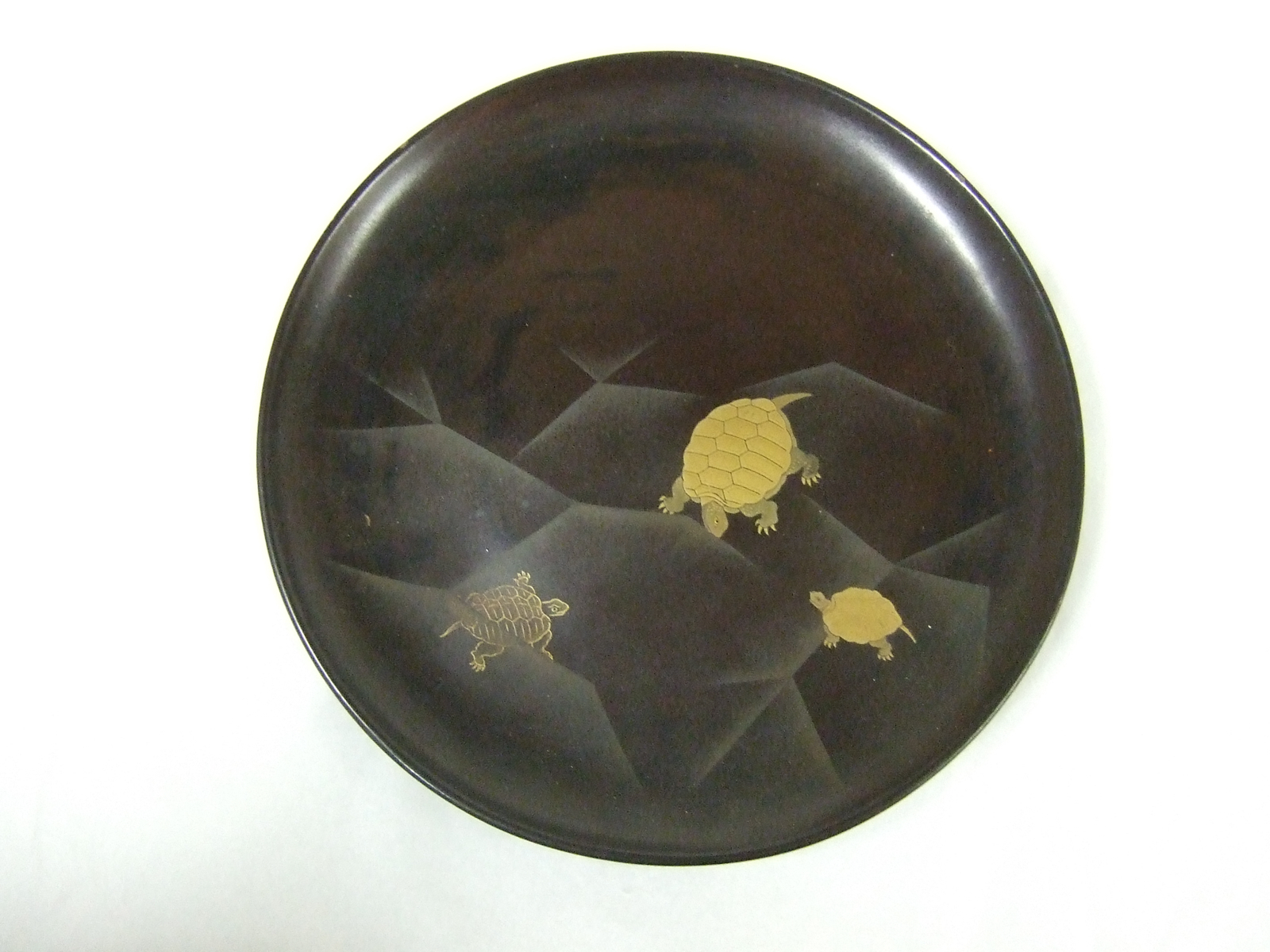 Plateau rond à motif de tortues. (1/2) (titre factice)