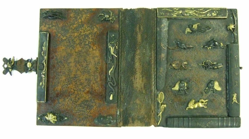 Couverture de livre en cuir et bronze japonais. (titre factice)