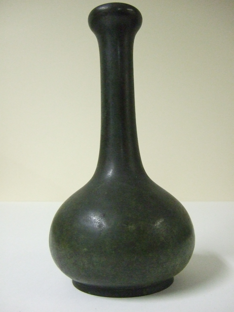 Vase à fleur en bronze. (titre factice)