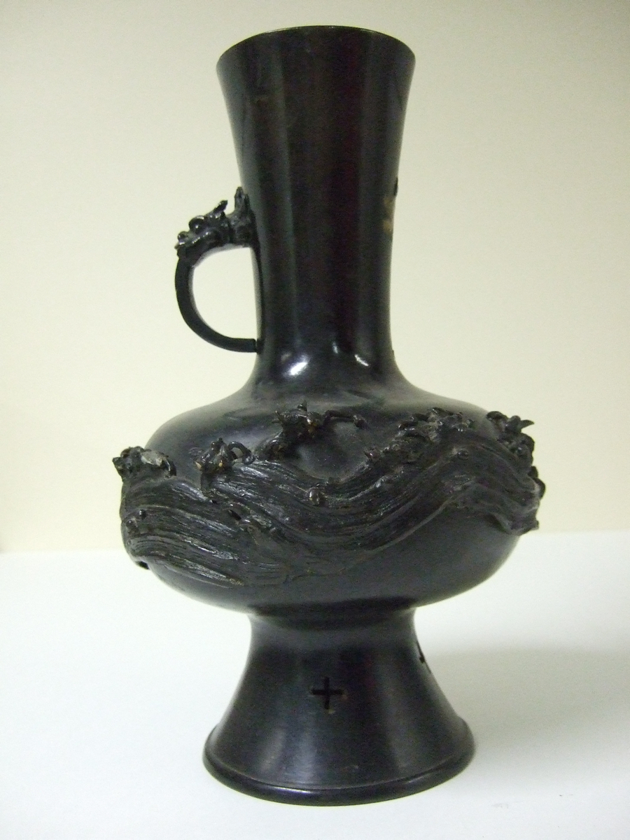 Vase balustre archaïsant à décor de vagues. (titre factice)