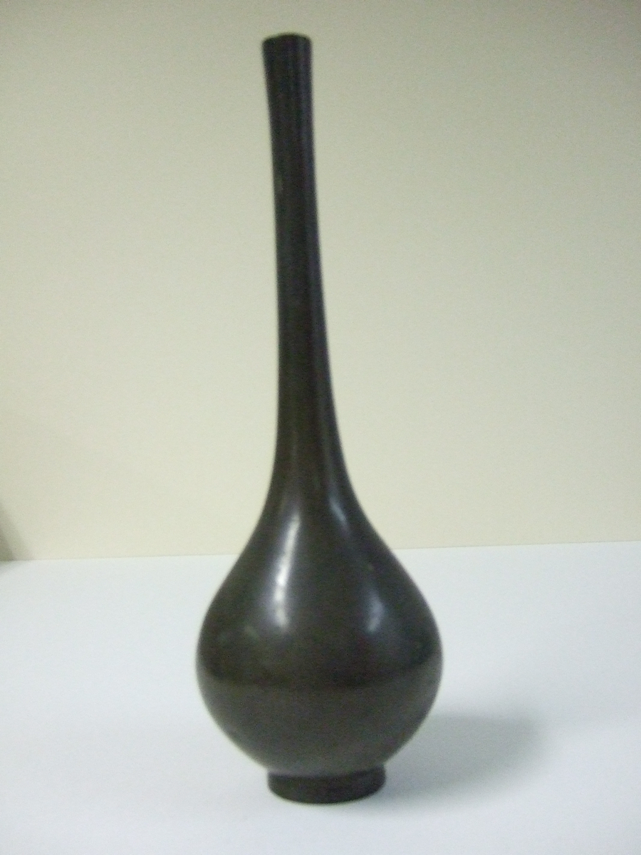 Vase à fleurs de type sorori. (titre factice)