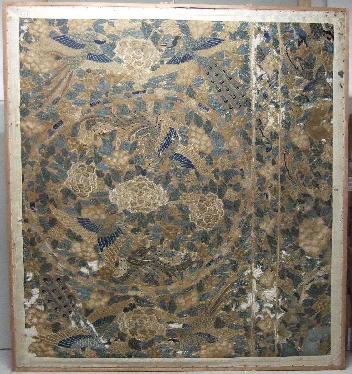 Panneau de soie brodée avec motif d'oiseaux, tons bleus, or et marron. (titre factice)