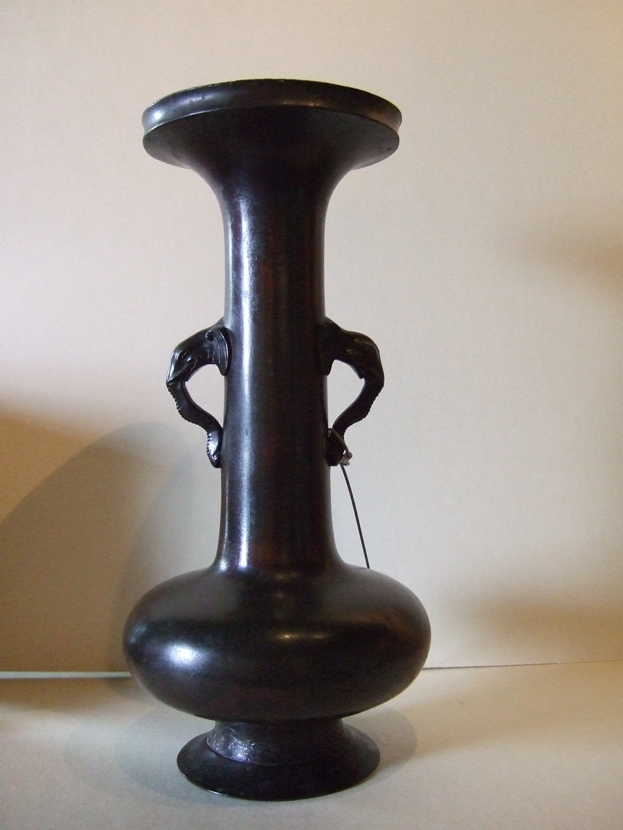 Vase à anses en forme d’éléphants. (titre factice)