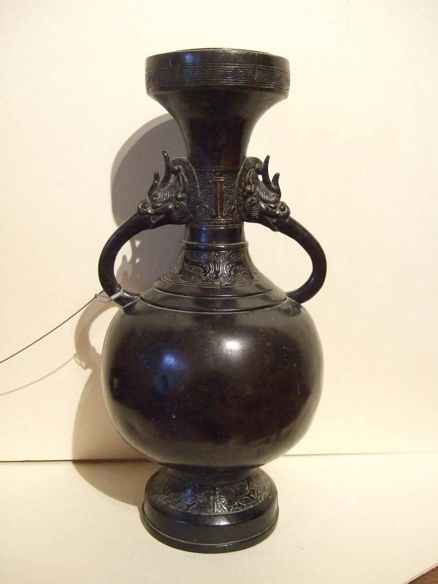 Vase archaïsant à anses en forme de dragon. (titre factice)