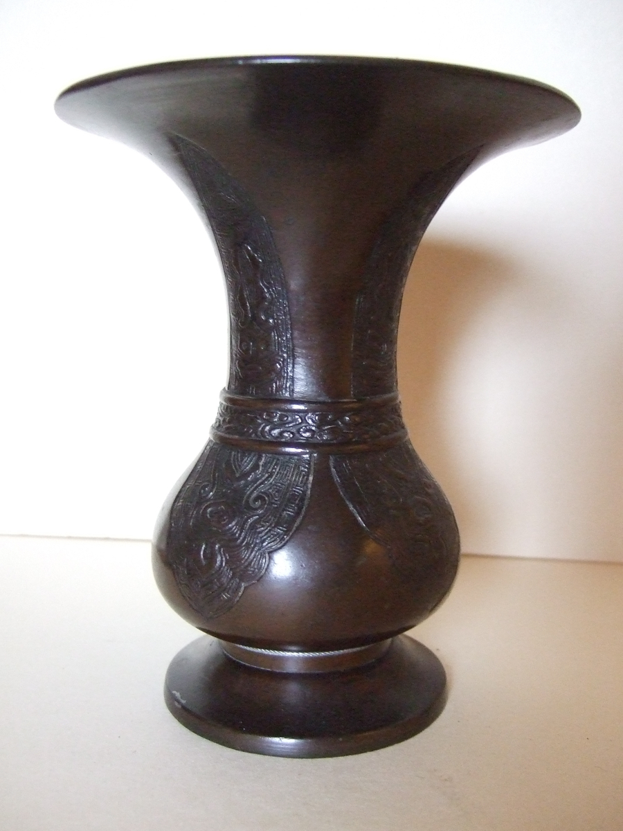 Vase à décor archaïsant. (titre factice)