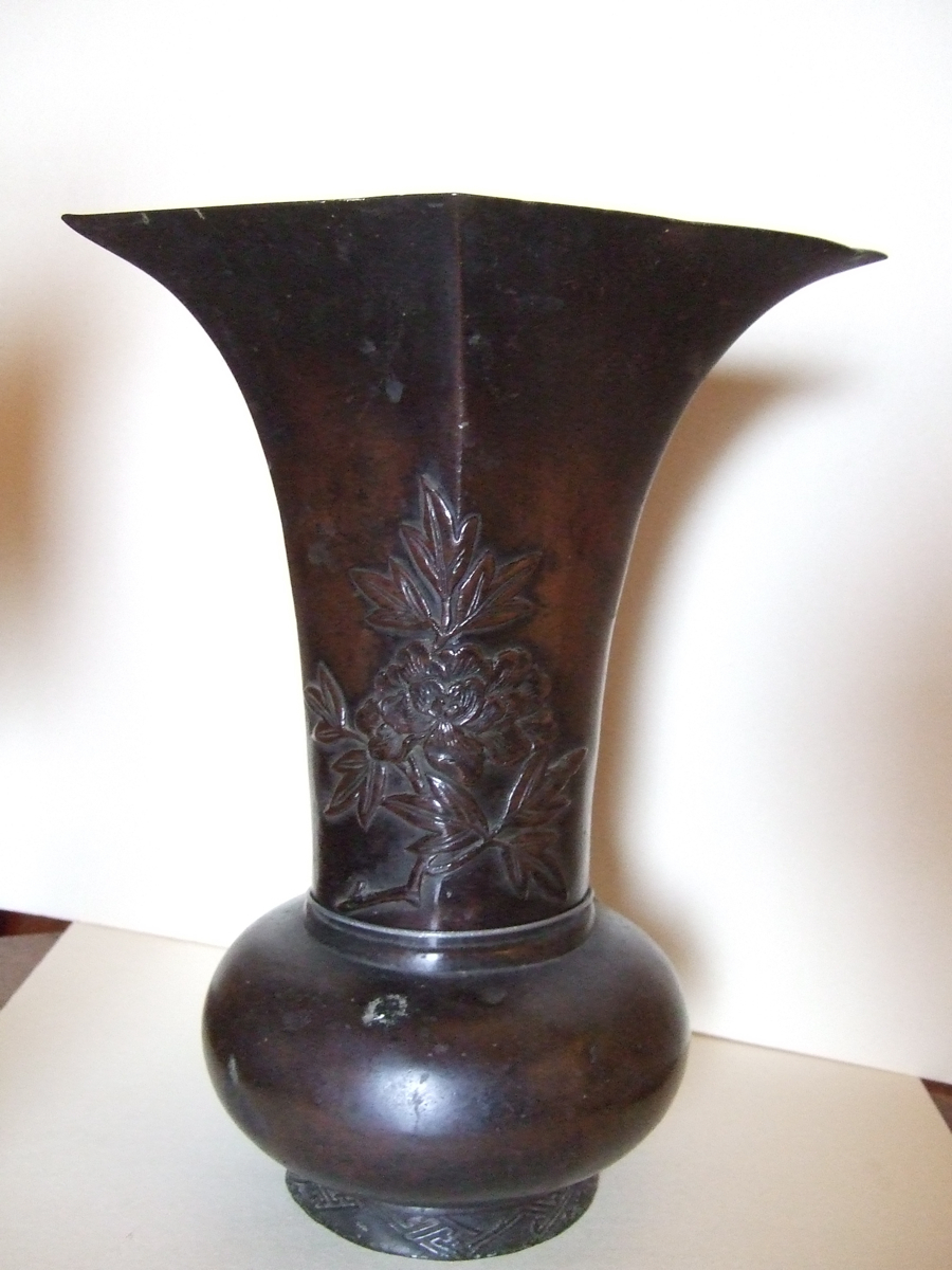 Vase à fleurs à décor de pivoine.  (titre factice)