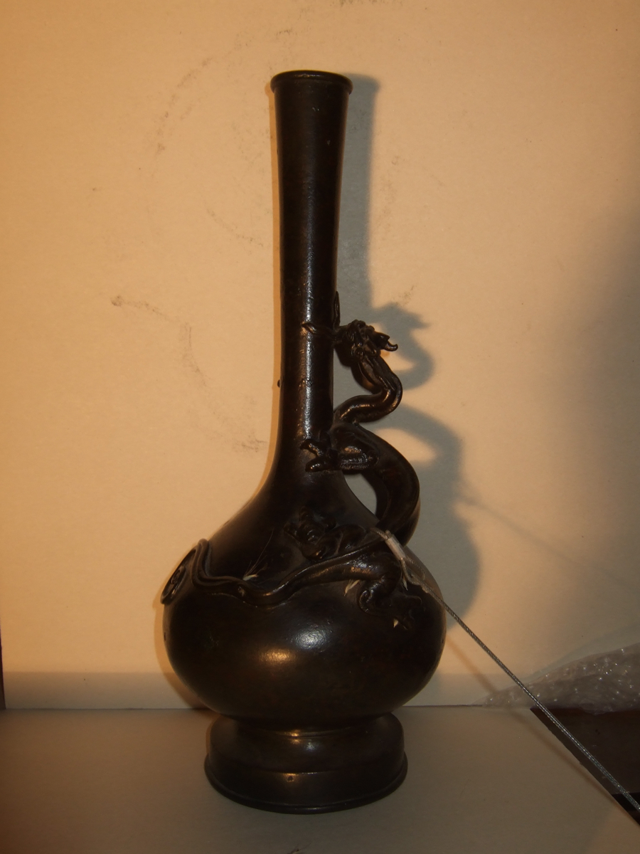 Vase à long col à décor de chilong . (titre factice)