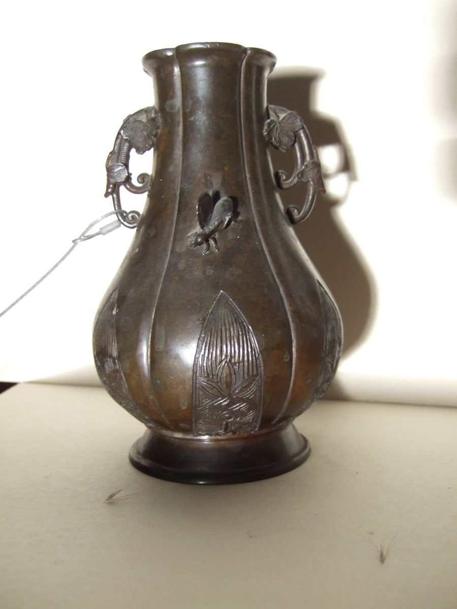 Vase à fleur avec insecte et anses en forme de feuilles. (titre factice)