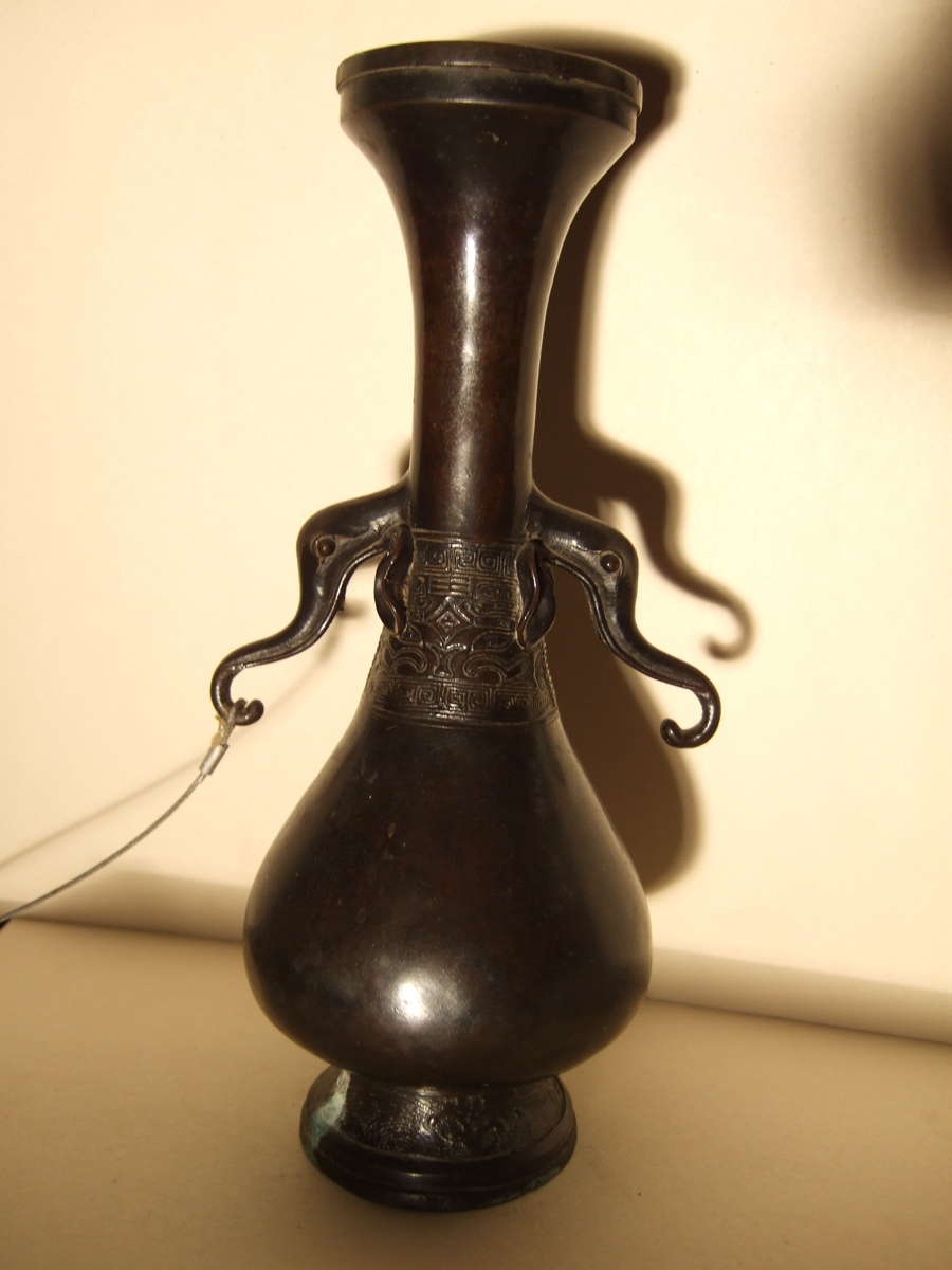 Vase à anses en forme de têtes d’éléphants. (titre factice)