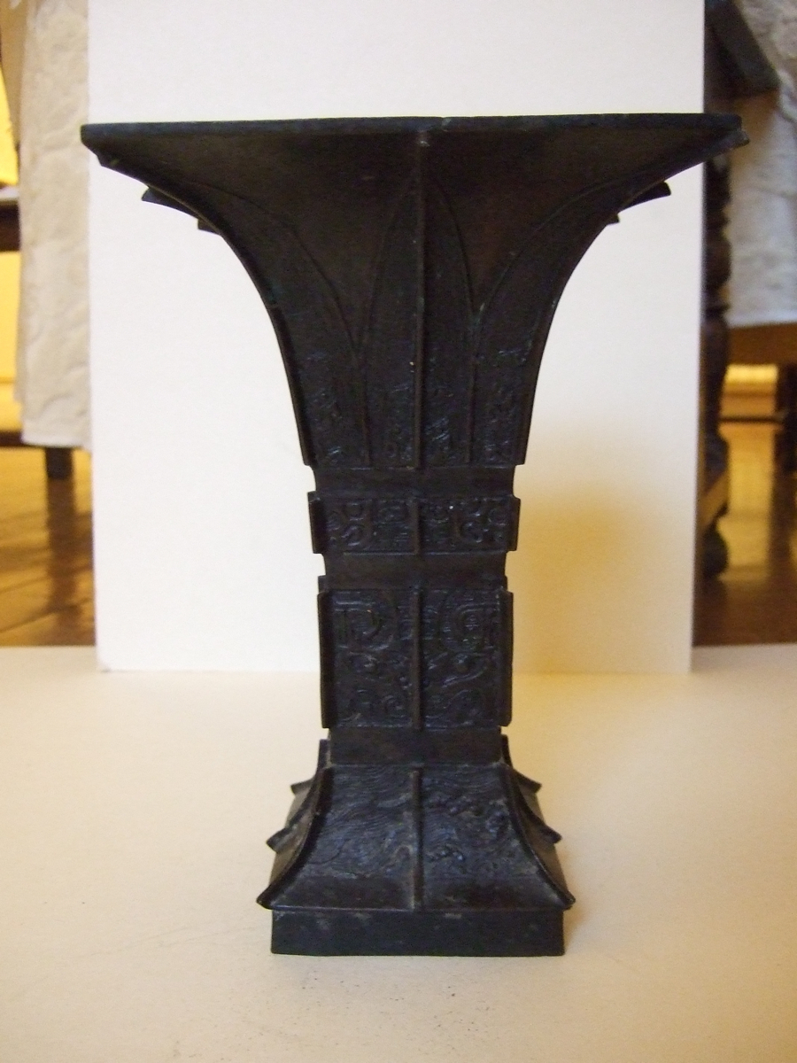 Grand vase fangzun archaïsant. (titre factice)