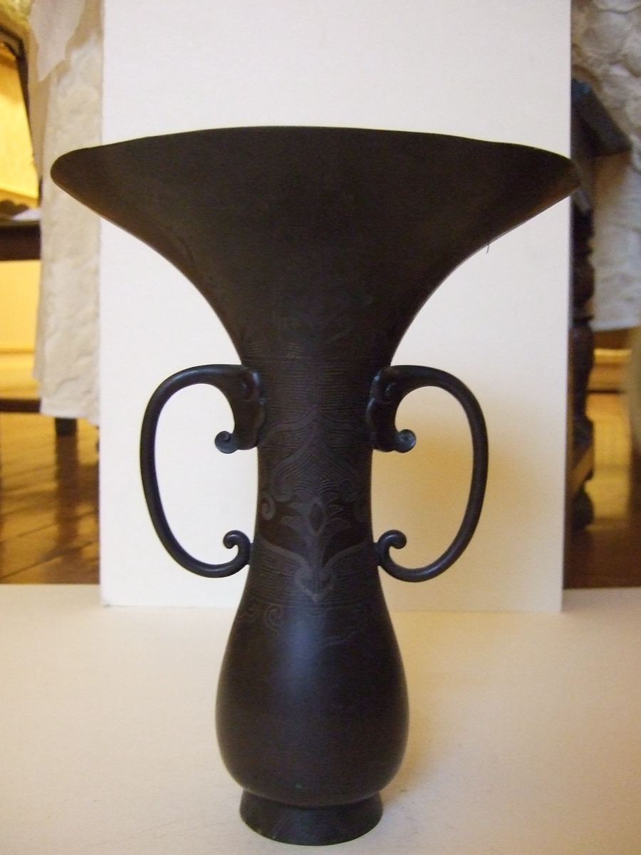 Vase usabata à décor archaïsant niellé. (titre factice)