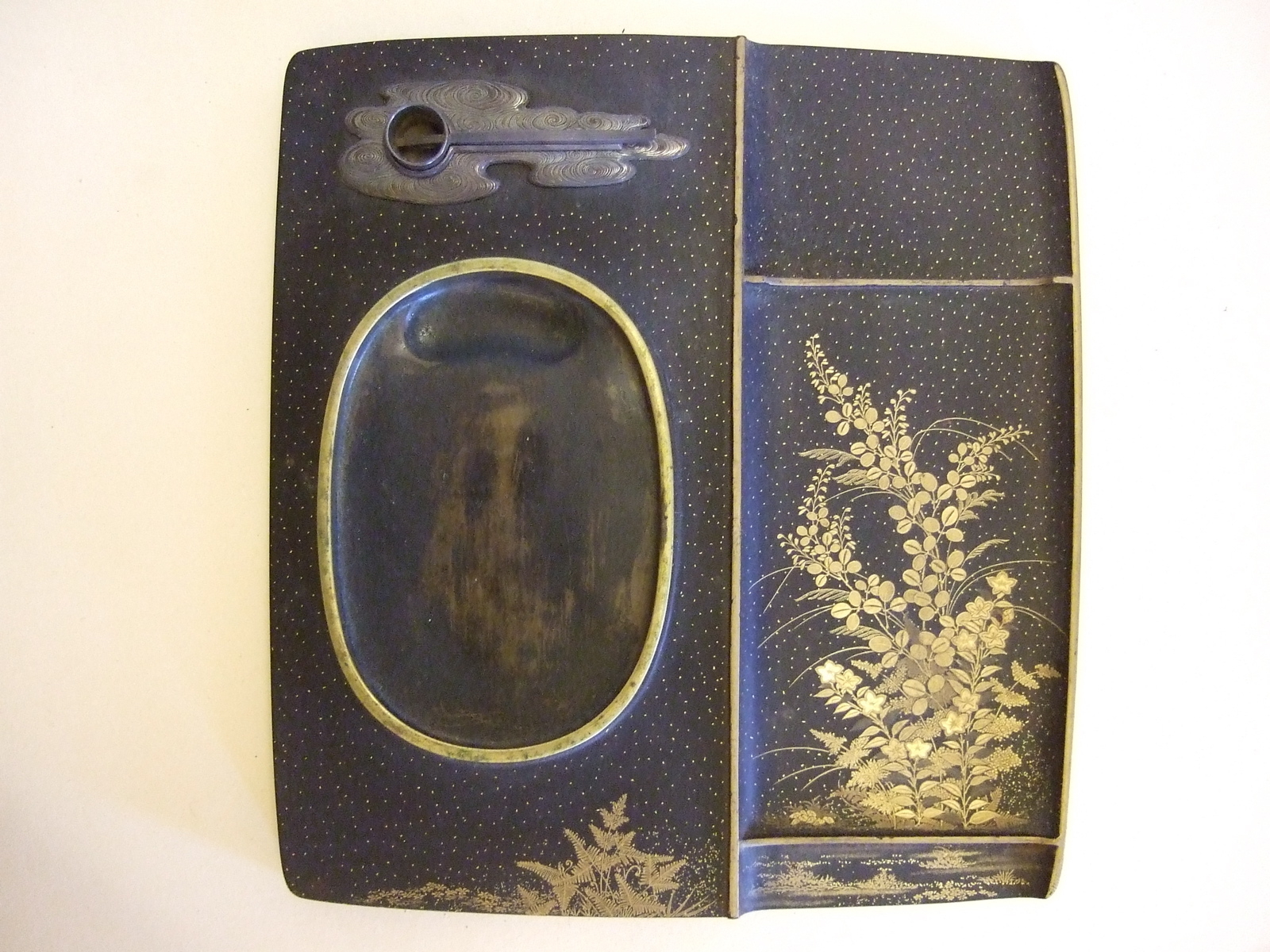 Plateau à pinceaux avec motif de feuillage doré.(titre factice)