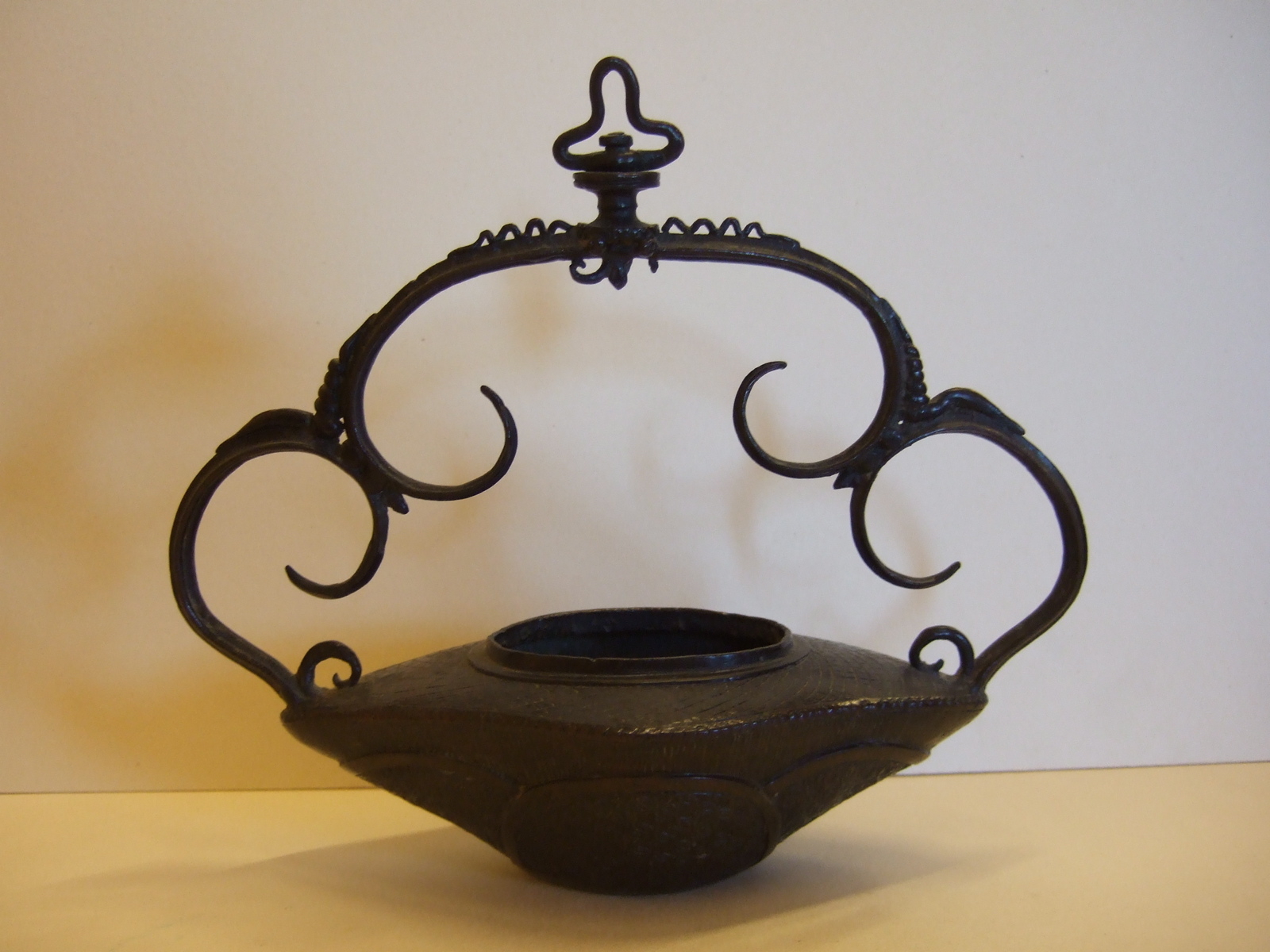 Vase navette pour l’ornementation florale . (titre factice)