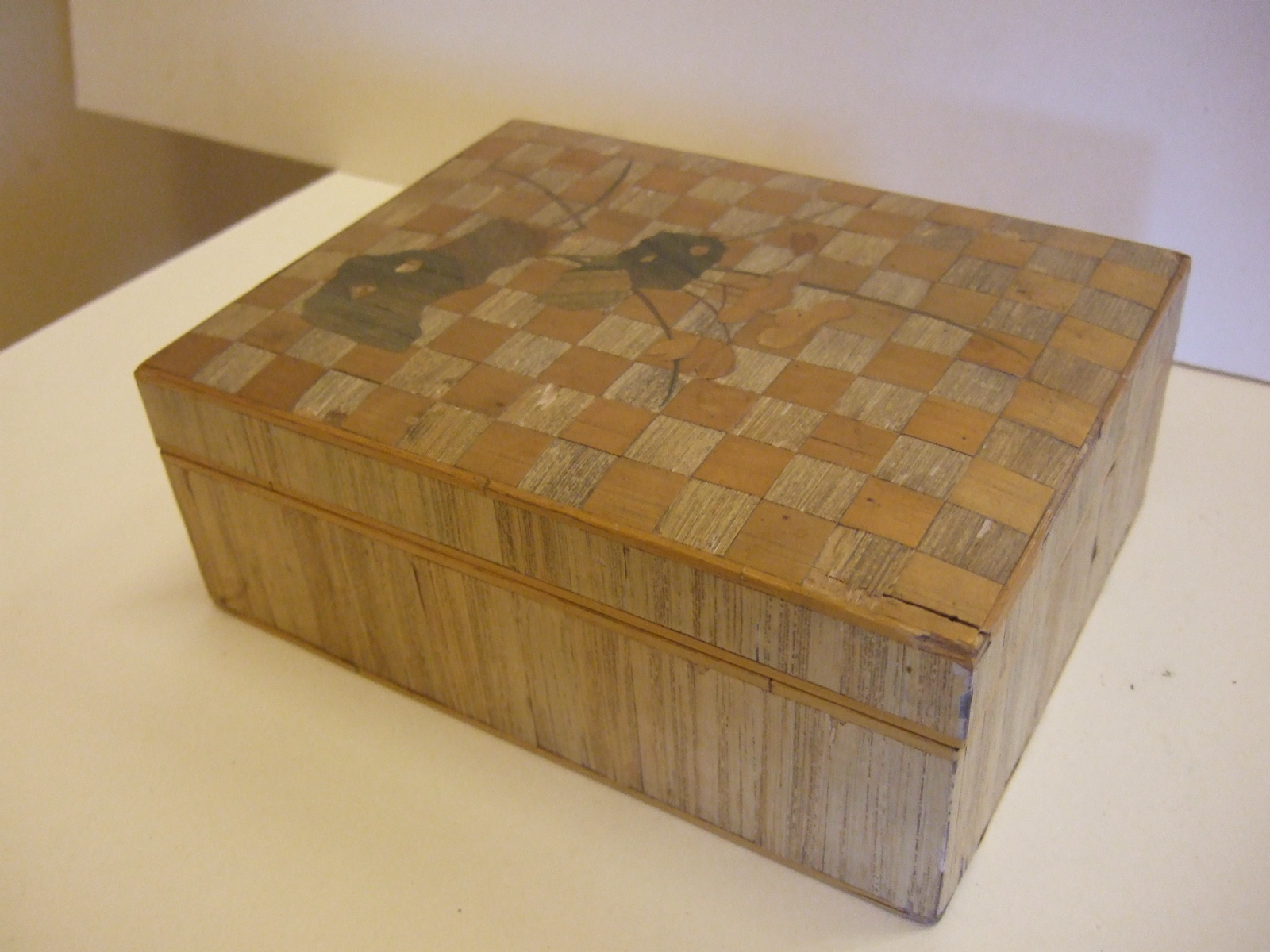 Boite asiatique avec décor de damier. (titre factice)