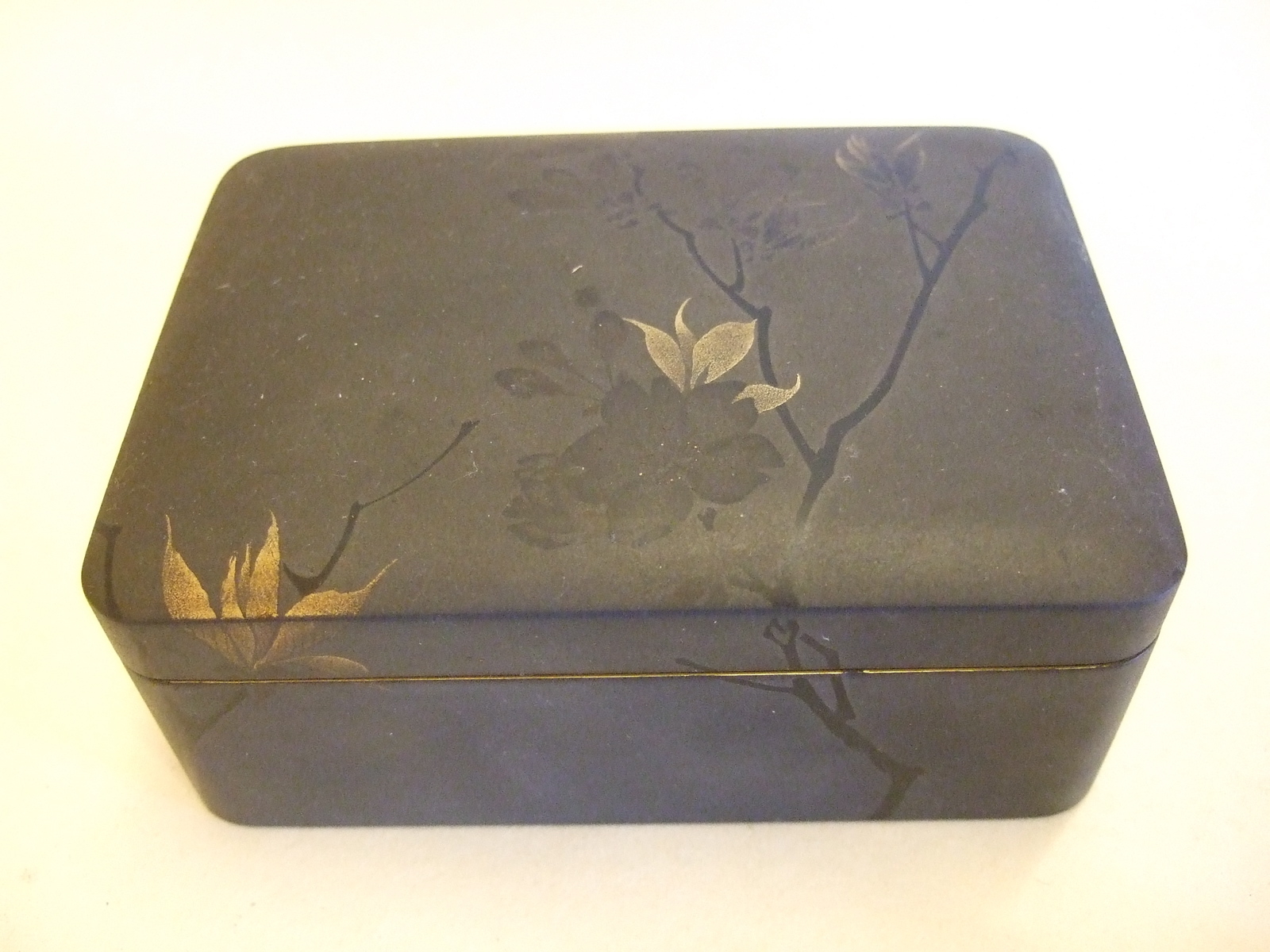 Boite asiatique couleur gris de fer et décor de rameau de cerisier. (titre factice)