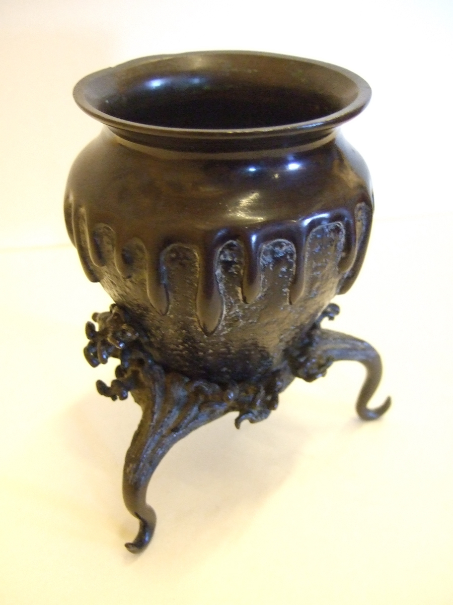 Vase à fleur tripode en forme de jarre. (titre factice)