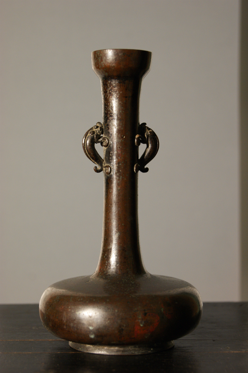 Vase à fleur à anses zoomorphes. (titre factice)