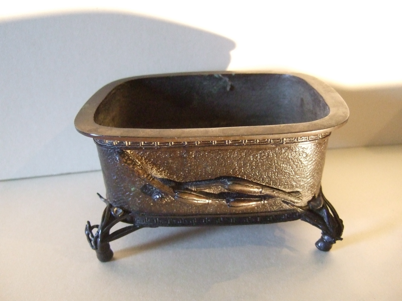 Plateau pour composition florale à décor de bambous. (titre factice)