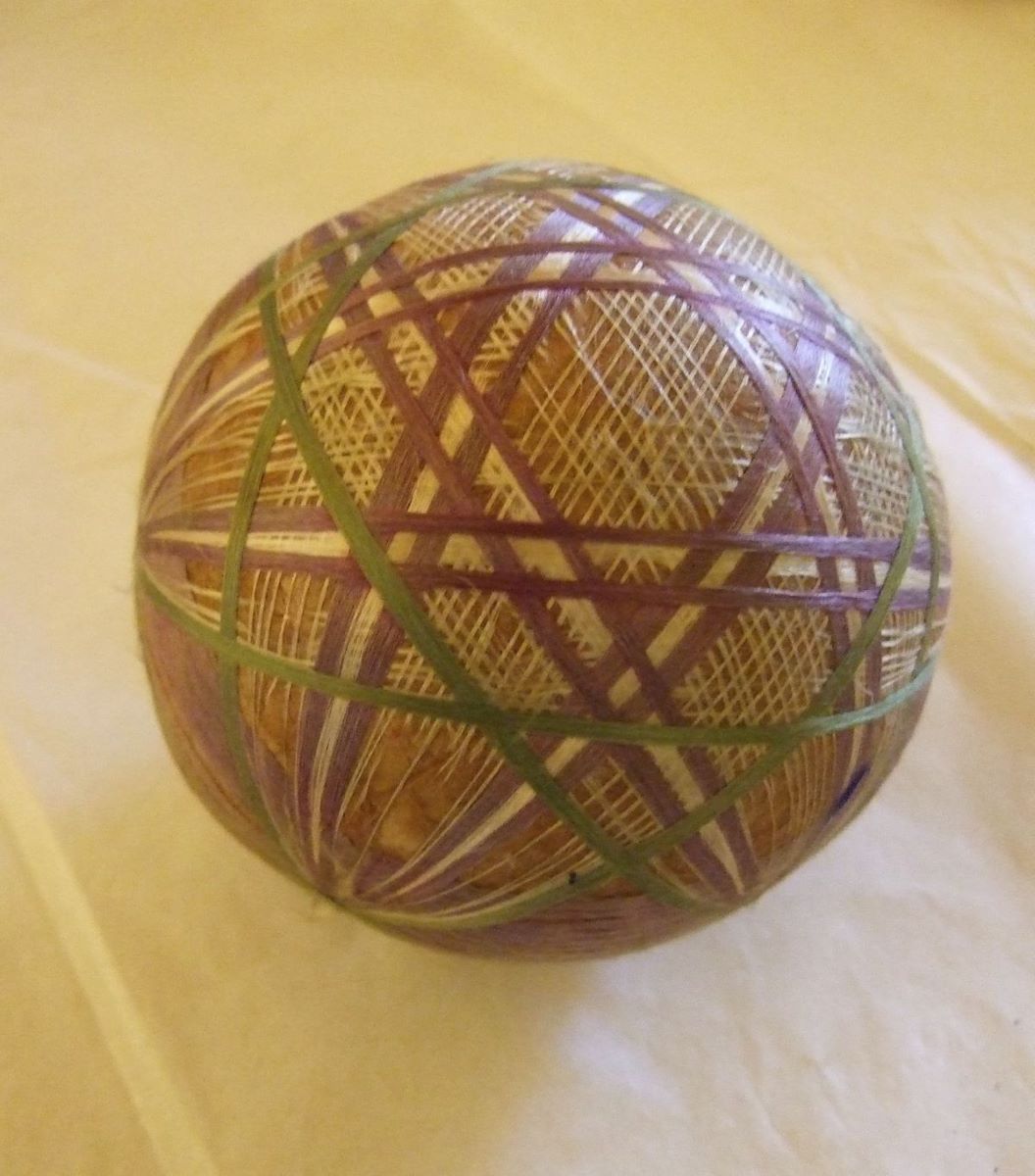 Balle de fil de soie beige, violette et verte. (titre factice)