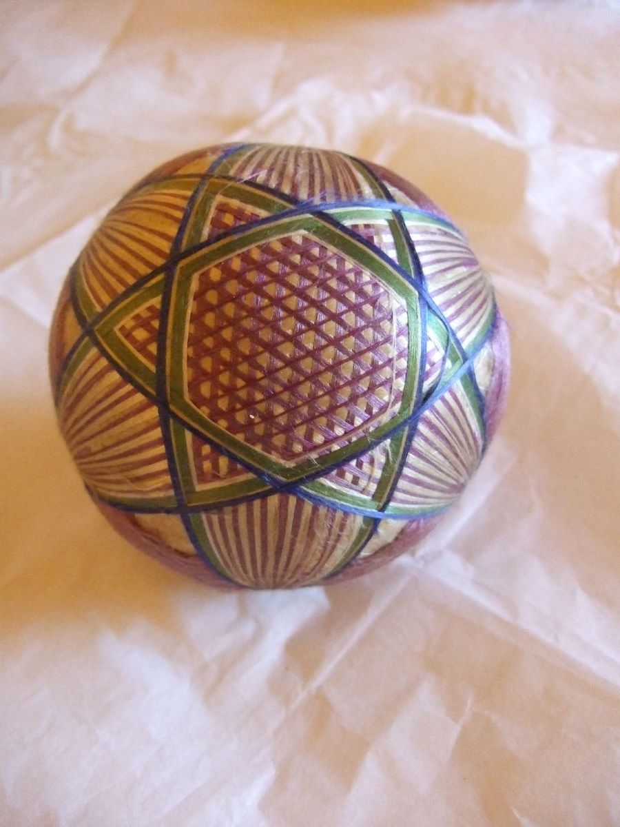 Balle de fil de soie beige, violette, bleue et verte. (titre factice)