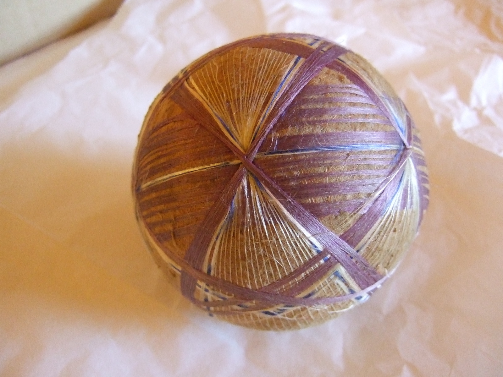 Balle de fil de soie beige, violette, bleue. (titre factice)