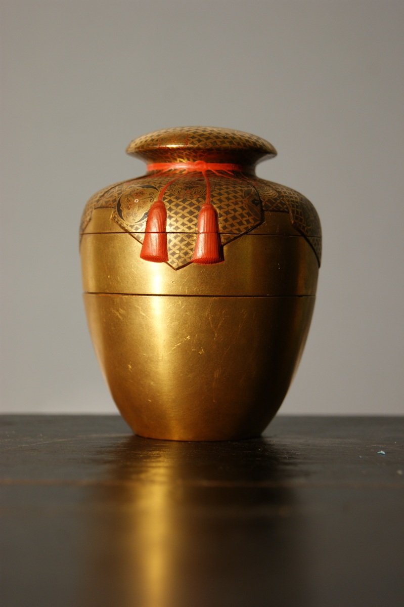 Petite boite dorée richement décorée, ruban rouge et incrustation de nacre. (titre factice)