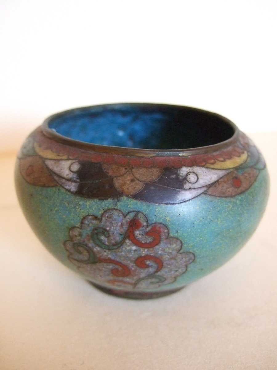 Petit  pot en bronze émaillé bleu à intérieur bleu. (titre factice)