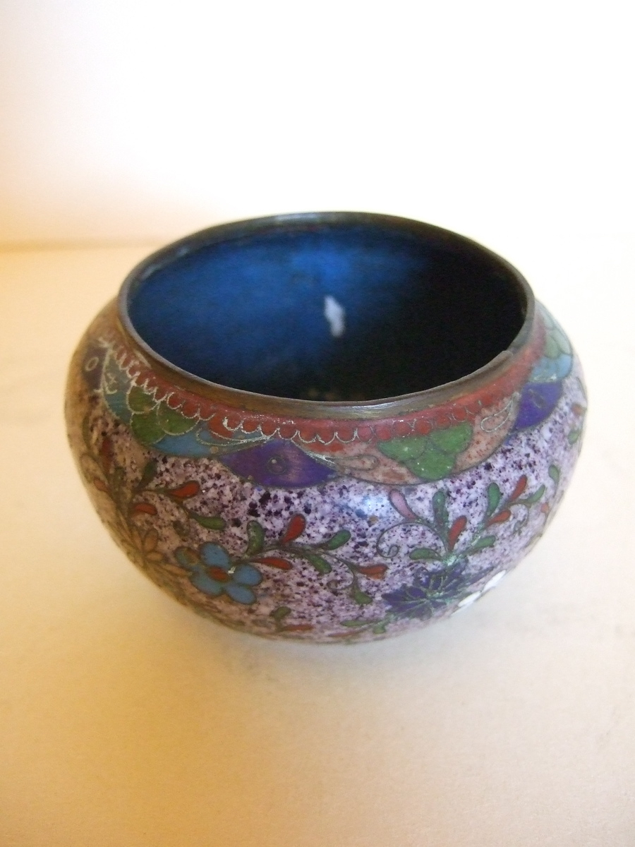 Petit  pot en bronze émaillé gris rosé moucheté, décor de fleur et vagues, intérieur bleu. (titre factice)