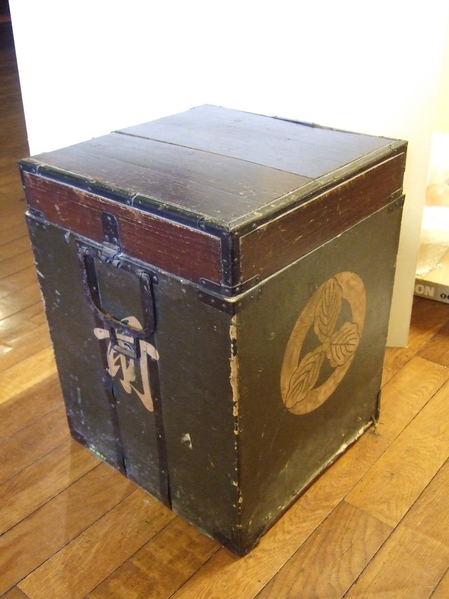 Coffre en bois pour armure de samouraï. (titre factice)